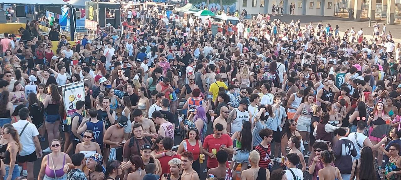 Foto 2 de 4 — Bloco 3 é Amor reúne milhares na Praça Scalamandré; veja fotos